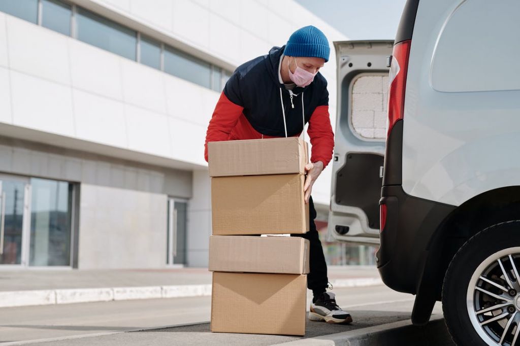 Camion De Livraison Avec Boîtes En Carton Et Transport Routier